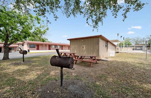 Beeville Casa | Best Spot For Your Next Trip! Free Parking, Minutes to Flournoy Park