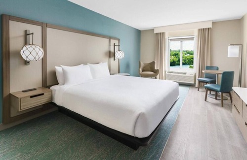 Marathon Hotel | Best Spot For Your Next Trip! Pet-friendly Unit with Pool View, Free Breakfast!
