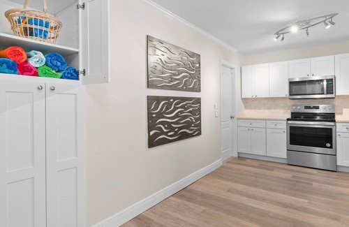 Central Naples Casa | Best Street! The BEACH is a 5 Min Drive plus Bikes, Firepit, & Fully Fenced Yard