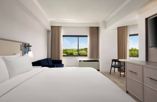 White Plains Complejo | Best Value, Quality Stay! Close to Liberty Park, Free Airport Shuttle, w/ Pool!