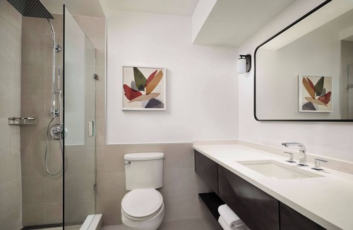 White Plains Complejo | Best Value, Quality Stay! Close to Liberty Park, Free Airport Shuttle, w/ Pool!