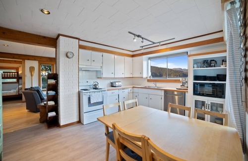 Port Renfrew Casa | Best View in Port Renfrew! Sauna + Hot Tub + Pet Friendly + Sleep 7