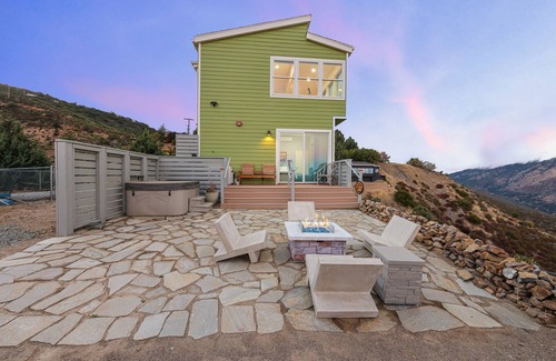 Julian Cabaña | Best Views in Julian. Modern Cottage with Cliffside Hot Tub & Glass Sauna