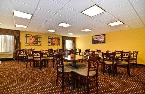 Alton Hotel | Best Western Plus Parkway Hotel