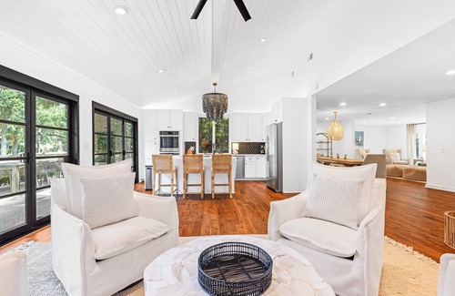 Heritage Woods Casa | BESTNEST by Beverly Serral 44 Heritage Rd, Sea Pines *Pet Friendly*