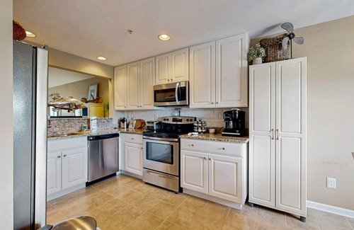 Ocean View Condominio | Bethany Bay 2nd floor condo w/shared pool, tennis court, on-site golf, balcony