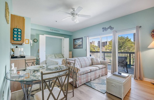 Bethany Beach Condominio | Bethany Beach Inn suite close to beach with free WiFi, central AC, & balcony