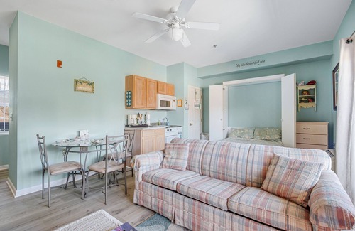 Bethany Beach Condominio | Bethany Beach Inn suite close to beach with free WiFi, central AC, & balcony