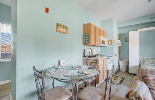 Bethany Beach Condominio | Bethany Beach Inn suite close to beach with free WiFi, central AC, & balcony
