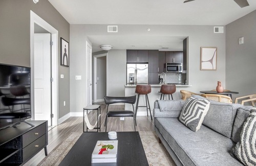 Woodmont Triangle Apartamento | Bethesda 2BR w/ W/D, Gym & Pool, nr dining, by Blueground