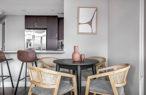 Woodmont Triangle Apartamento | Bethesda 2BR w/ W/D, Gym & Pool, nr dining, by Blueground