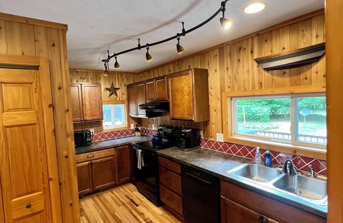 Thompsonville Cabina | Betsie River Cabin - a minutos de Crystal Mountain Spa & Resort, Hot Tub, Canoa