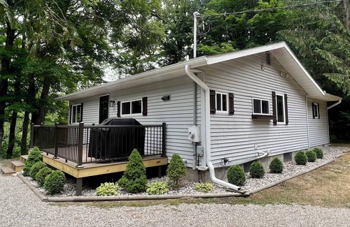 Thompsonville Cabina | Betsie River Cabin - a minutos de Crystal Mountain Spa & Resort, Hot Tub, Canoa