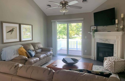 Quad Cities Condominio | Bettendorf Condo: Fireplace, King Bed & Family Fun!