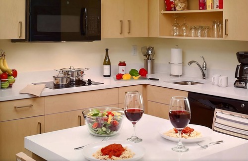 Monmouth Junction Complejo | Better Choice for Vacation! Pet-Friendly, w/ Seasonal Pool, Near Grover Park