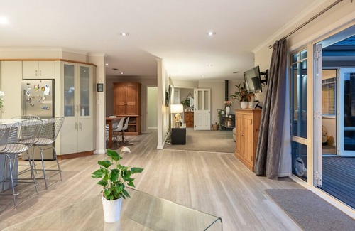 Papamoa Beach Casa | Better than a resort! Swimming pool, spa, pool-table. Walk to beach,shops,cafes.