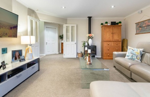 Papamoa Beach Casa | Better than a resort! Swimming pool, spa, pool-table. Walk to beach,shops,cafes.