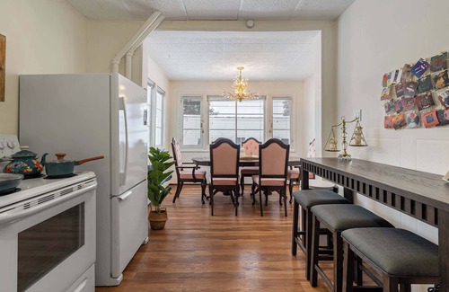 East Kootenay Apartamento | Betty Lou's Library | Vintage | Downtown Cranbrook