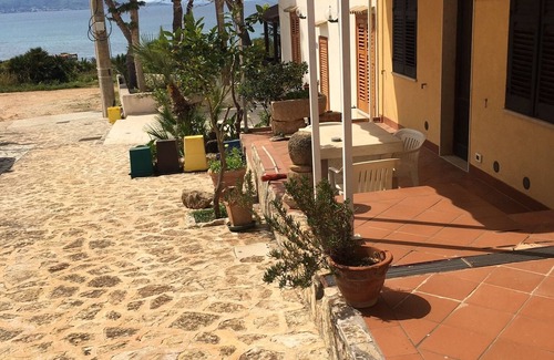 Cornino Casa | Entre mar y naturaleza, en un museo al aire libre
