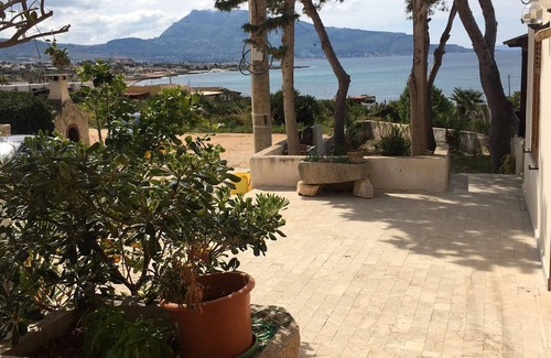 Cornino Casa | Entre mar y naturaleza, en un museo al aire libre