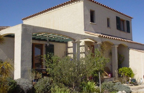 Cournonsec Villa | Entre mar y matorrales, villa con jardín y piscina.