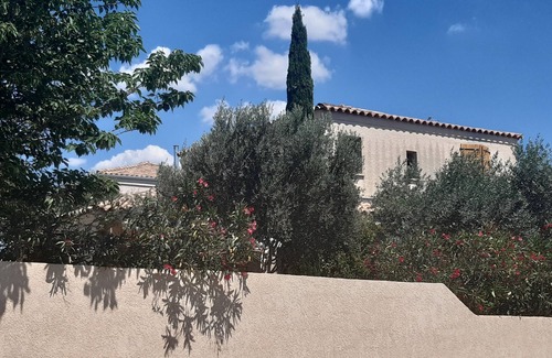 Cournonsec Villa | Entre mar y matorrales, villa con jardín y piscina.