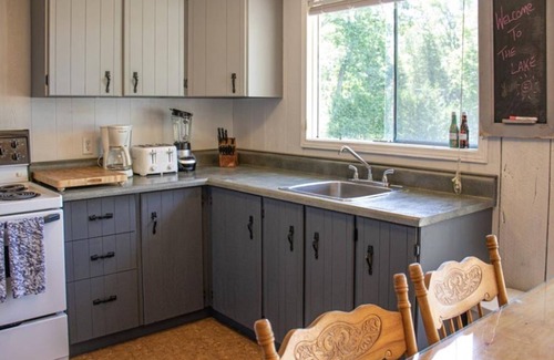 Trent Lakes Cabaña | Between the Locks - Affordable 3Br Waterfront Cottage - Pet-Friendly