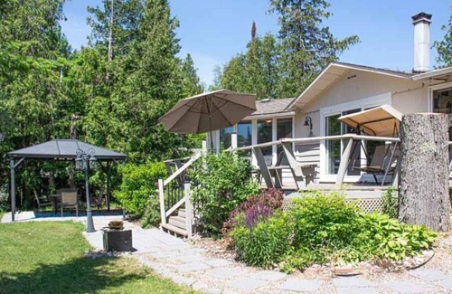 Trent Lakes Cabaña | Between the Locks - Affordable 3Br Waterfront Cottage - Pet-Friendly