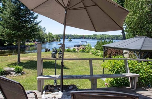 Trent Lakes Cabaña | Between the Locks - Affordable 3Br Waterfront Cottage - Pet-Friendly