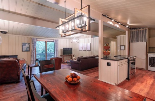Warren Casa | Between the Pines-Hot Tub Bliss🎿Game Room, Firepit & Pet Friendly