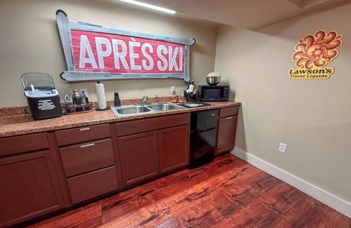 Warren Casa | Between the Pines-Hot Tub Bliss🎿Game Room, Firepit & Pet Friendly