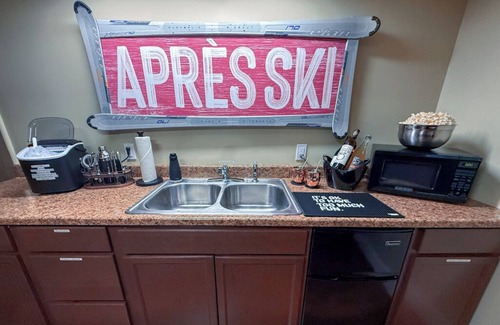 Warren Casa | Between the Pines-Hot Tub Bliss🎿Game Room, Firepit & Pet Friendly