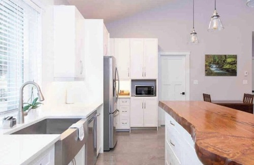 Regional District of Nanaimo Casa | “Between Two Lakes”. New 2 Bedroom Entire Home! (Sleeps 6).