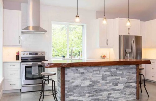 Regional District of Nanaimo Casa | “Between Two Lakes”. New 2 Bedroom Entire Home! (Sleeps 6).
