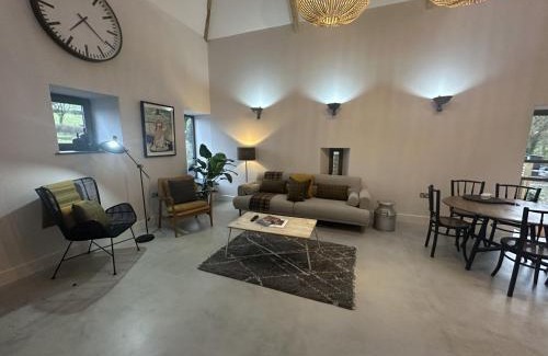 Carmarthen Casa | Beudy at Pentrecelyn - a gorgeous barn conversion with hot tub