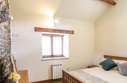 Newtown Cabaña | Beudy Bach - Holiday Cottage with Hot Tub sleeping 2 guests