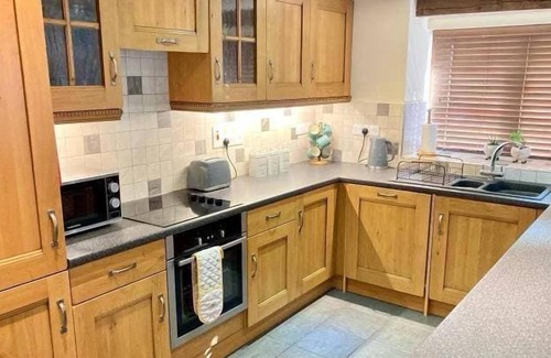 Newtown Cabaña | Beudy Bach - Holiday Cottage with Hot Tub sleeping 2 guests