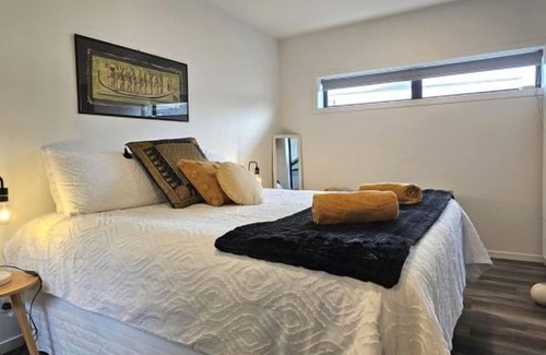 Whangamata Casa | Beverley Hills Studio Apartment