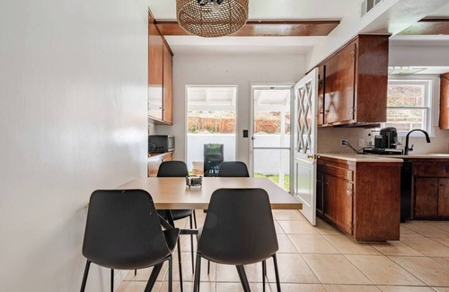 Beverly Glen Casa | Beverly Hills Canyon Private Home w/ Backyard- 10 mins from Rodeo Drive