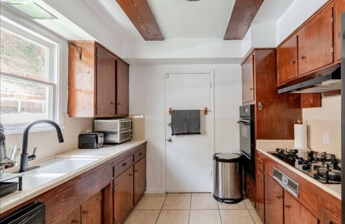 Beverly Glen Casa | Beverly Hills Canyon Private Home w/ Backyard- 10 mins from Rodeo Drive