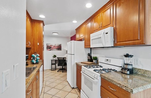 Beverly Grove Apartamento | Beverly Hills Chic 2 bed 2bath with Patio and Parking 309