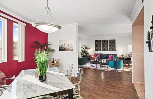 Beverly Grove Apartamento | Beverly Hills Chic 2 bed 2bath with Patio and Parking 309