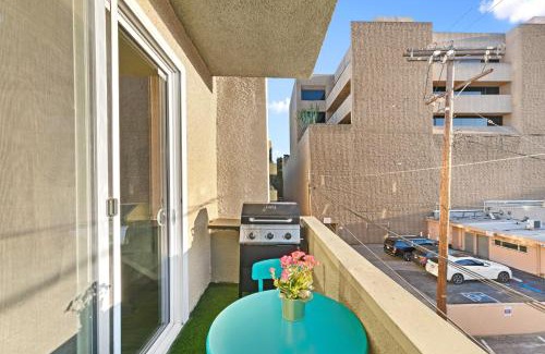 Beverly Grove Apartamento | Beverly Hills Chic 2 bed 2bath with Patio and Parking 309