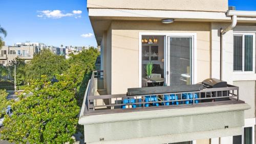 Beverly Grove Apartamento | Beverly Hills Penthouse 2 BR Apt with Parking 407