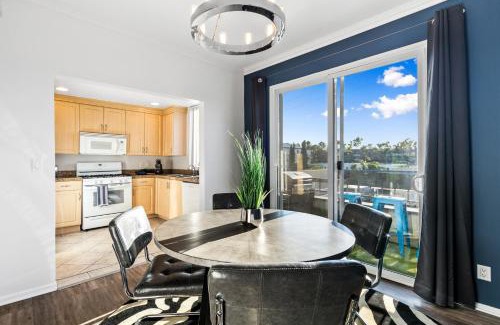 Beverly Grove Apartamento | Beverly Hills Penthouse 2 BR Apt with Parking 407