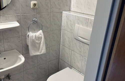 Rath Casa | BFF Airport Messe dormitory/double room Short distances to the airport, PSD Dome and trade fair.