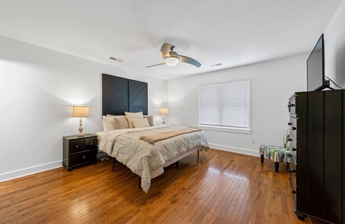Bowling Green Condominio | BG's City Chic Condo - King Bed!