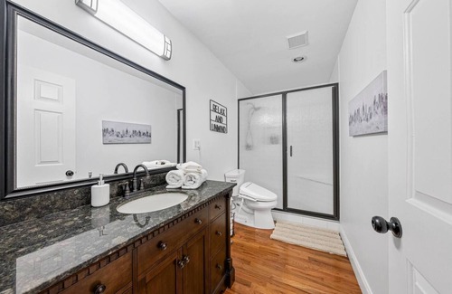 Bowling Green Condominio | BG's City Chic Condo - King Bed!