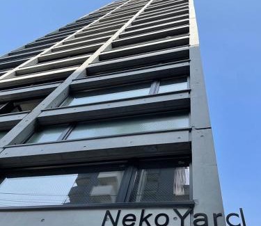 Hiroshima City Centre Apartamento | bHOTEL Nekoyard - City-Center Studio, Secure & Close to Peace Park