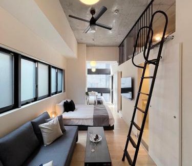 Hiroshima City Centre Apartamento | bHOTEL Nekoyard - Modern Loft Studio Steps from Peace Park